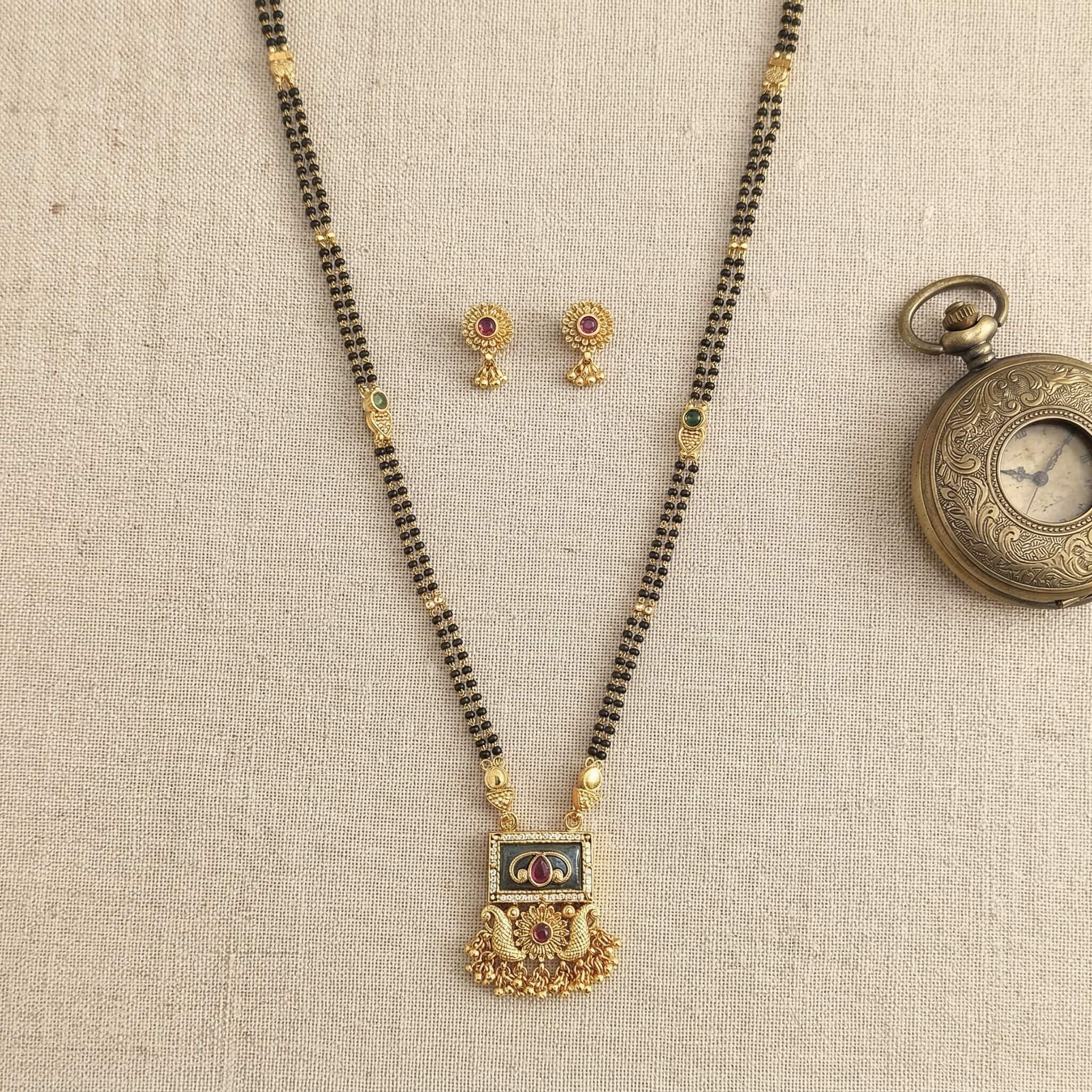 Why Women Are Choosing Antique Jewelry Over Gold for Daily Wear and What It Means for Retailers