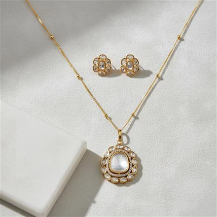 Kundan Classic Pendant Set With Carat Gold Plating