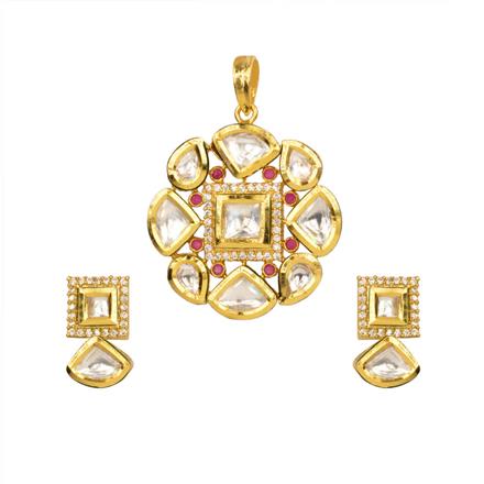 Kundan Delicate Pendant Set with gold plating