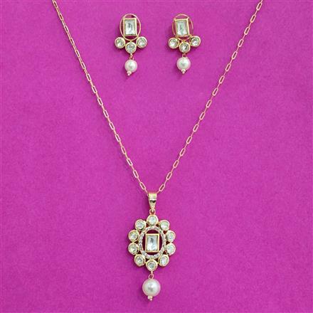 Kundan Moti Pendant Set With Carat Plating