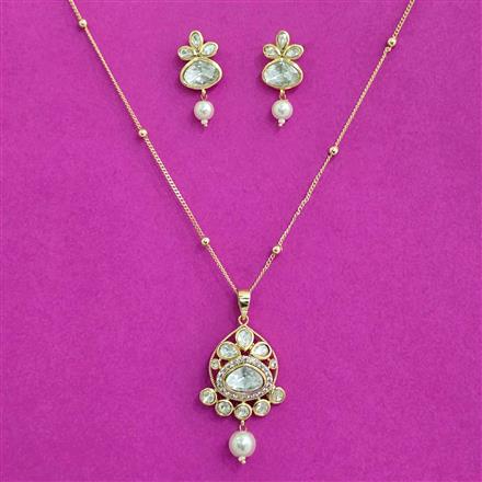 Kundan Moti Pendant Set With Carat Plating